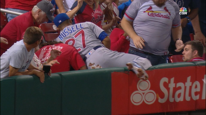 Feast during the game: the baseball player scattered the chips of the fan and bought him new ones right during the match Feast during the game: the baseball player scattered the chips of the fan and bought him new ones right during the match