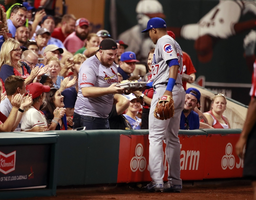 Feast during the game: the baseball player scattered the chips of the fan and bought him new ones right during the match Feast during the game: the baseball player scattered the chips of the fan and bought him new ones right during the match