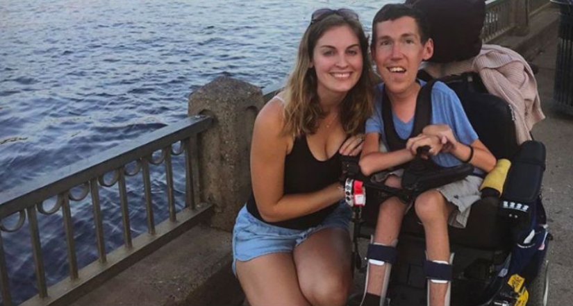 Felices juntos: la historia de amor de un chico en silla de ruedas y una chica con un gran corazón