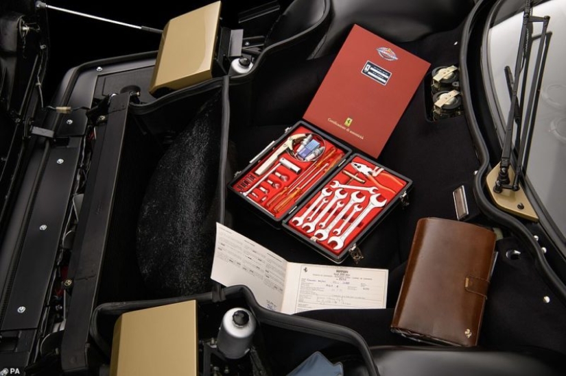 Ferraris dorados, violín e incluso el trono de Napoleón: los lotes principales de la subasta "Midas Touch" de Sotheby's Ferraris dorados, violín e incluso el trono de Napoleón: los lotes principales de la subasta "Midas Touch" de Sotheby's