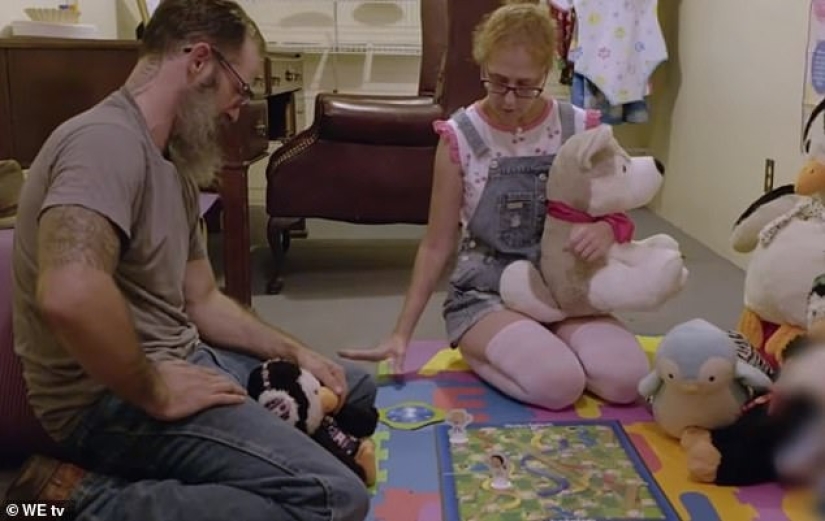 fetichista de 27 años finge ser un bebé y su esposo le cambia los pañales