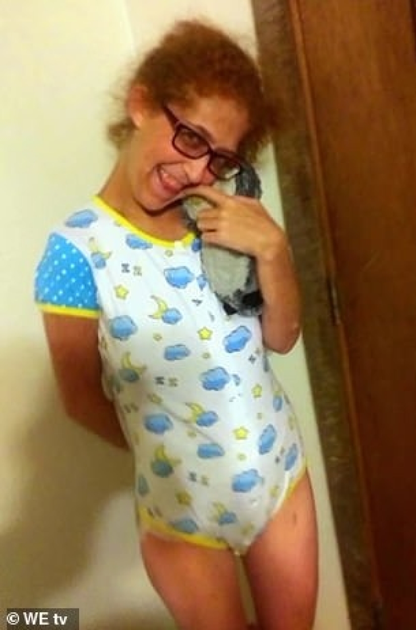fetichista de 27 años finge ser un bebé y su esposo le cambia los pañales