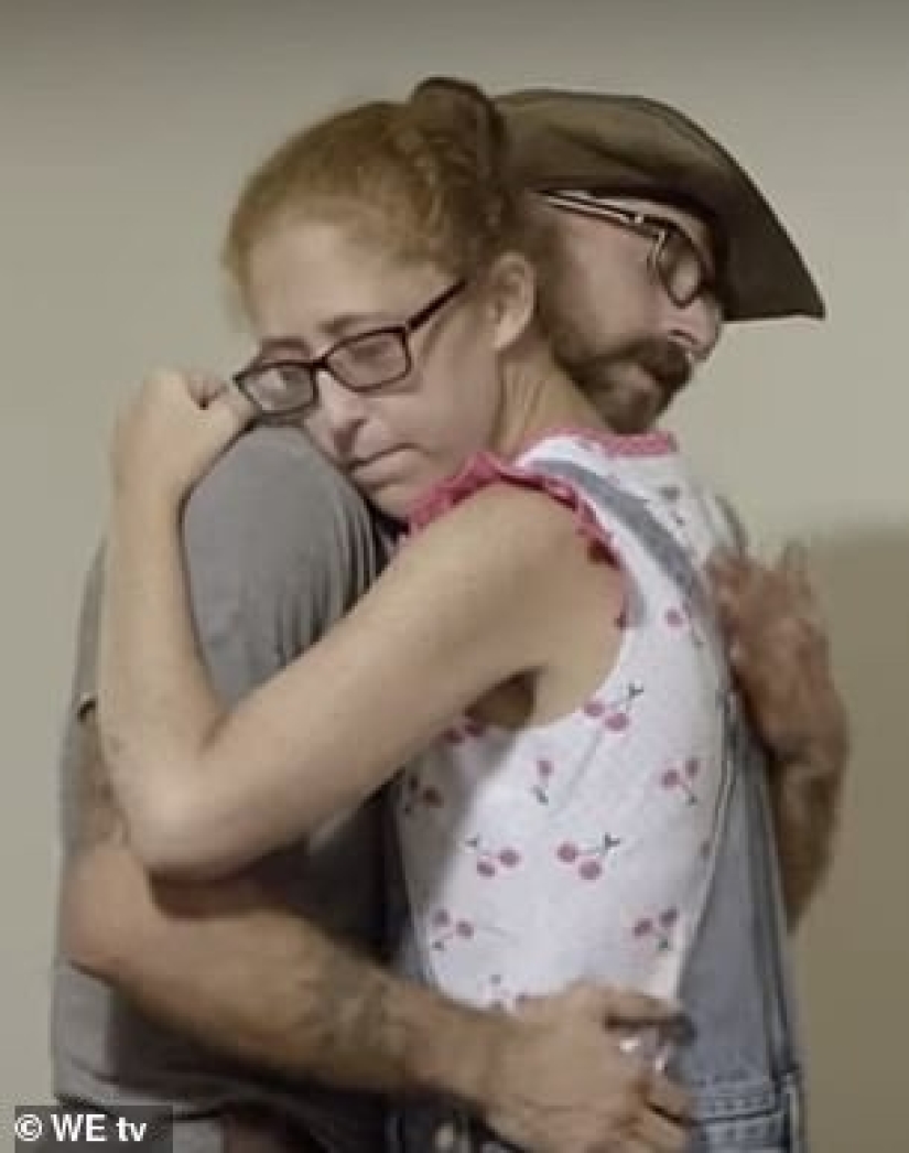 fetichista de 27 años finge ser un bebé y su esposo le cambia los pañales