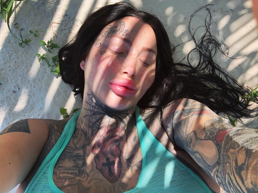 Fetish model almost died during plastic surgery on her vagina