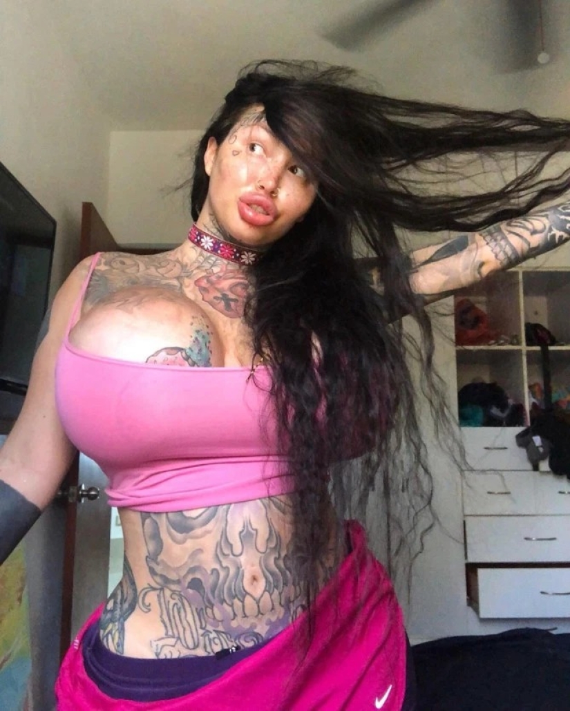 Fetish model almost died during plastic surgery on her vagina