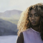 Few people can see what's wrong with these photos of women