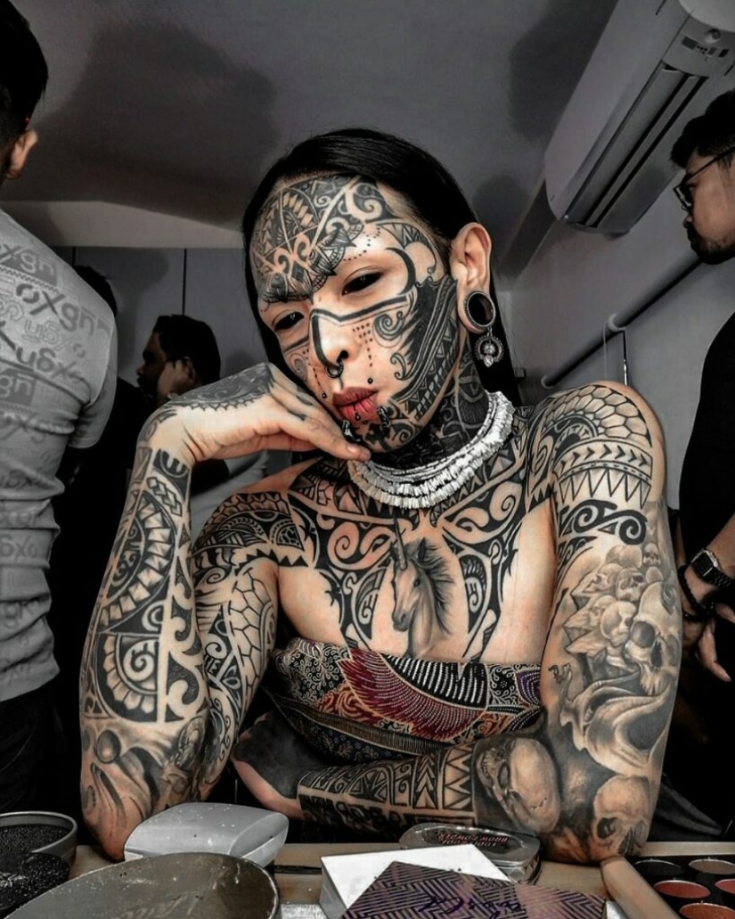 Filipina con tatuajes "demoníacos" fue atacada por un exorcista