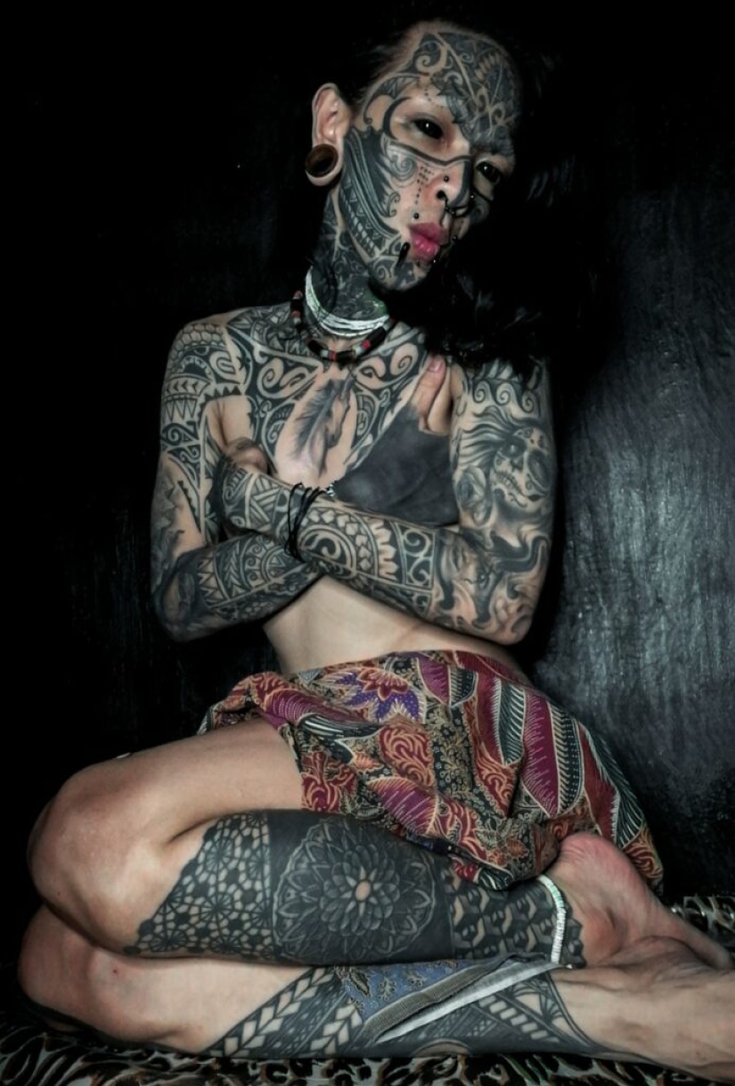 Filipina con tatuajes "demoníacos" fue atacada por un exorcista