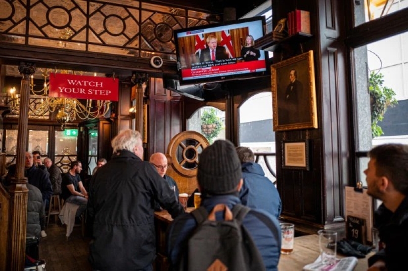 Final binge: the British staged the last binge before the closure of pubs and clubs for quarantine