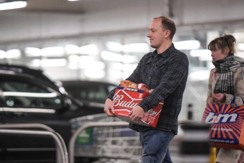 Final binge: the British staged the last binge before the closure of pubs and clubs for quarantine