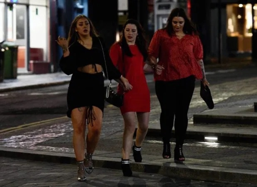 Final binge: the British staged the last binge before the closure of pubs and clubs for quarantine