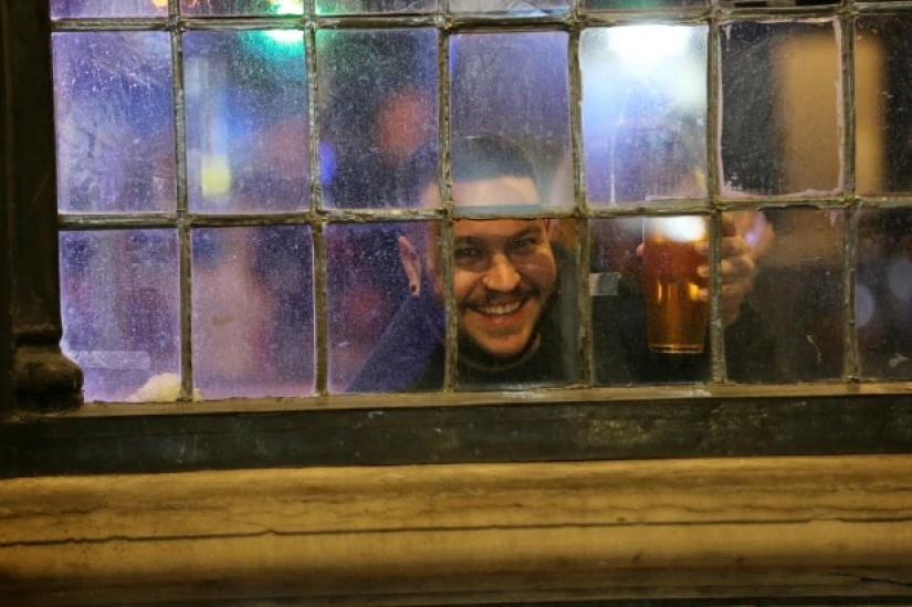 Final binge: the British staged the last binge before the closure of pubs and clubs for quarantine