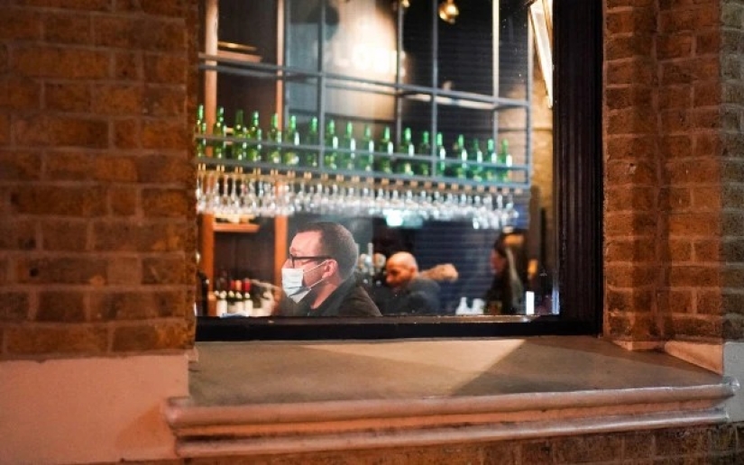 Final binge: the British staged the last binge before the closure of pubs and clubs for quarantine