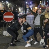 Final binge: the British staged the last binge before the closure of pubs and clubs for quarantine