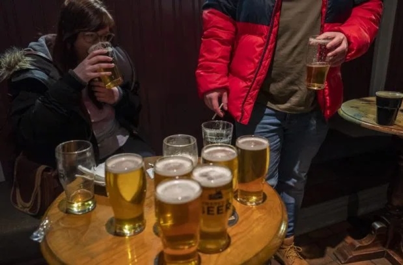 Final binge: the British staged the last binge before the closure of pubs and clubs for quarantine