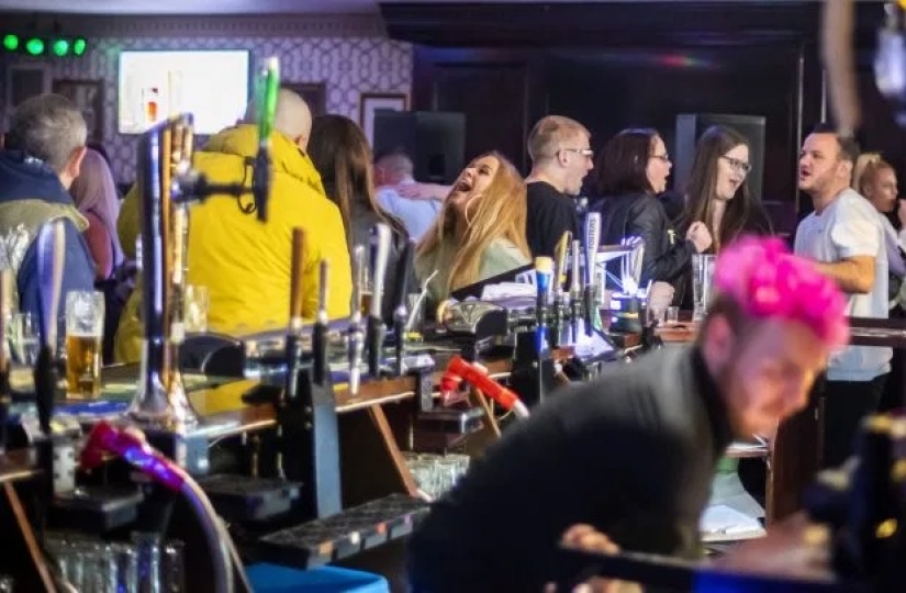 Final binge: the British staged the last binge before the closure of pubs and clubs for quarantine