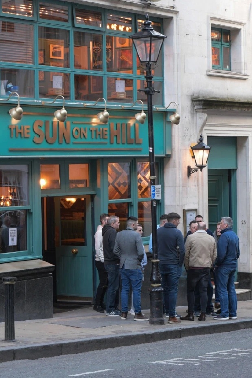 Final binge: the British staged the last binge before the closure of pubs and clubs for quarantine