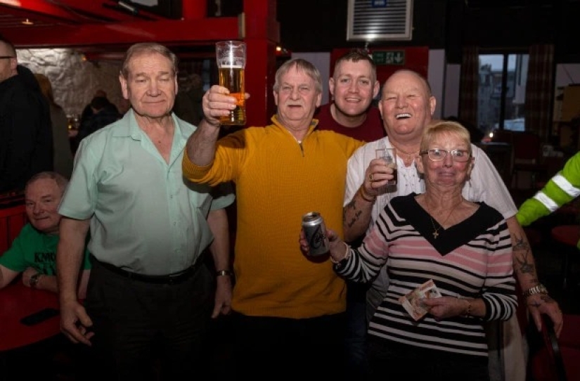 Final binge: the British staged the last binge before the closure of pubs and clubs for quarantine