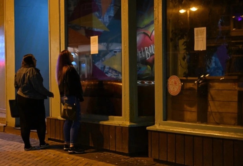 Final binge: the British staged the last binge before the closure of pubs and clubs for quarantine