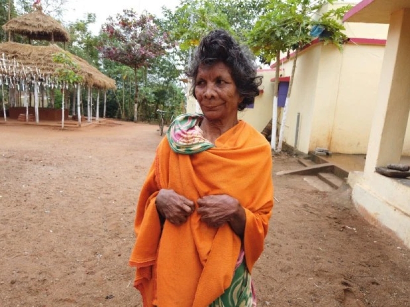 Fingers with a fan: a woman with 31 fingers got into the Guinness Book of Records
