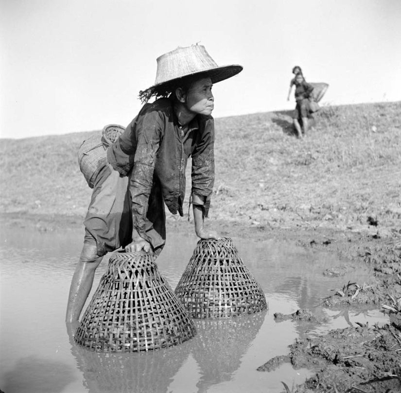 Fisherwomen in old photos