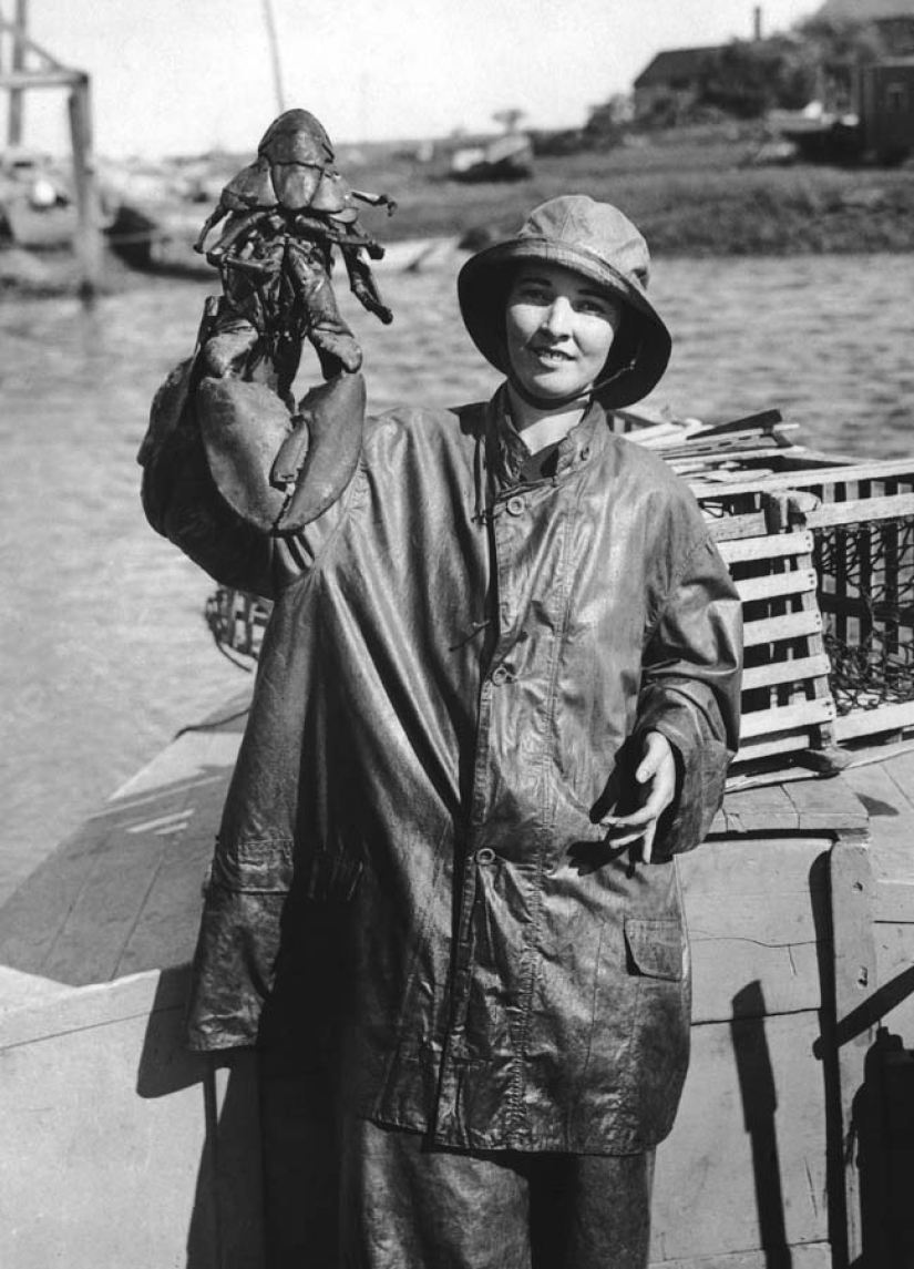 Fisherwomen in old photos