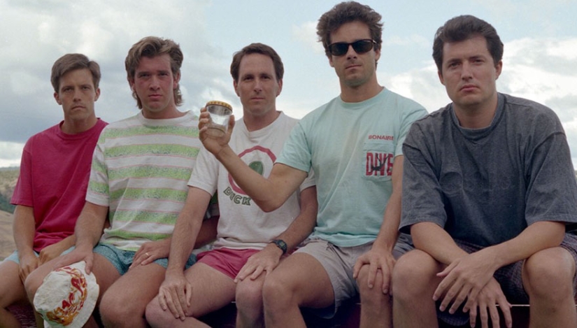 Five school friends have been repeating the same photo for more than 30 years