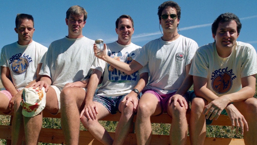 Five school friends have been repeating the same photo for more than 30 years