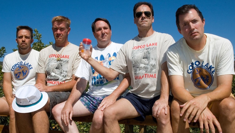 Five school friends have been repeating the same photo for more than 30 years