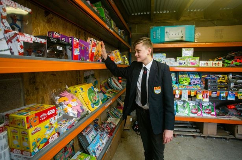 Following in the footsteps of millionaires: a 14-year-old schoolboy earns a tidy sum on eBay