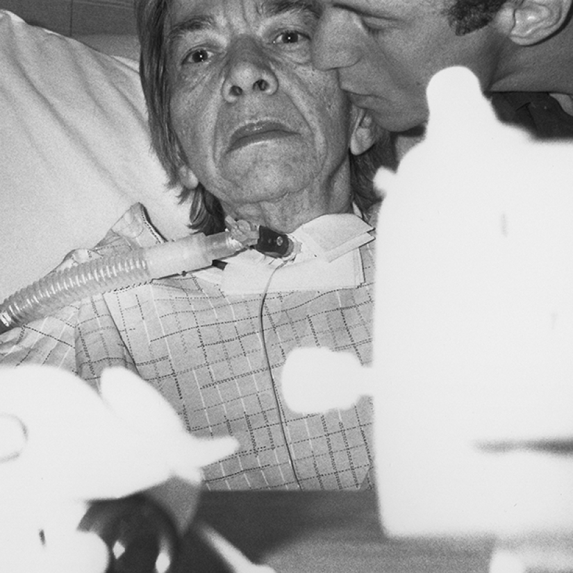 Fotógrafo filmó la vida y muerte de una madre que nunca lo besó Fotógrafo filmó la vida y muerte de una madre que nunca lo besó