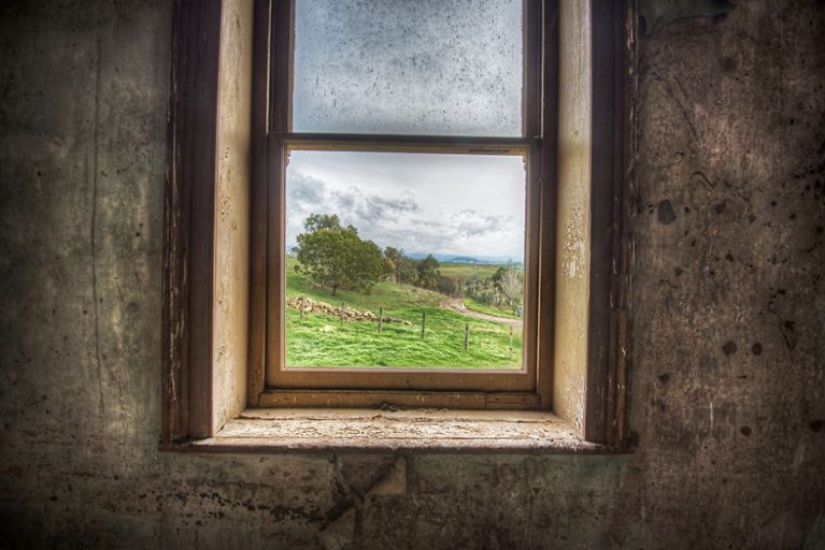 Fotógrafo tomando fotos de ventanas en lugares abandonados
