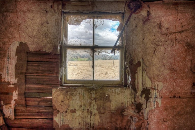 Fotógrafo tomando fotos de ventanas en lugares abandonados