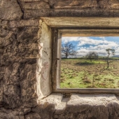 Fotógrafo tomando fotos de ventanas en lugares abandonados