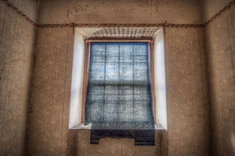 Fotógrafo tomando fotos de ventanas en lugares abandonados
