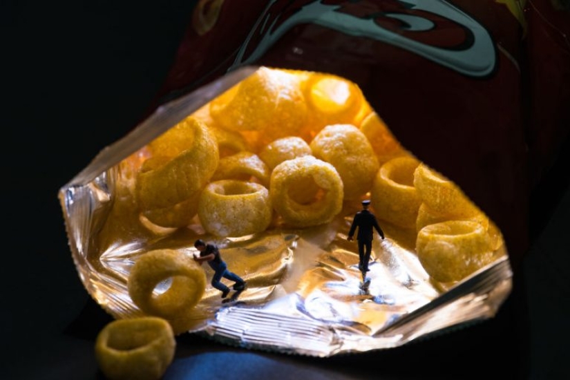 Fotógrafo utiliza objetos cotidianos para crear mundos diminutos