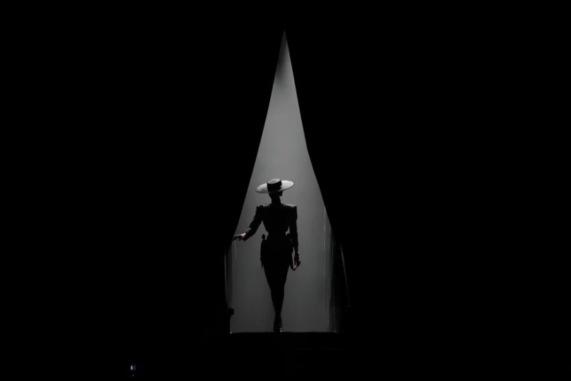 Fotos de la semana: Oil Wrestling, Flaming Bull, Gorgosaurus Sale