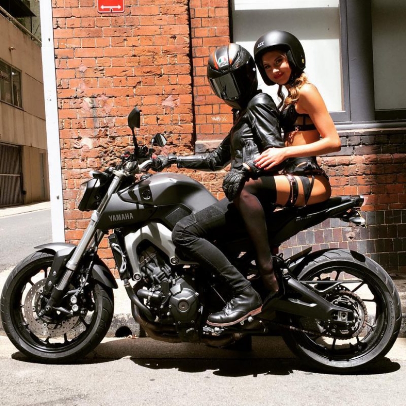 Freedom from stereotypes: hot naked beauties rode around Sydney on bikes