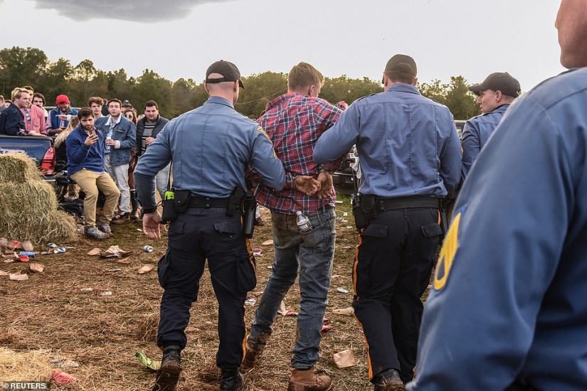Frenesí de borrachos, libertinaje y escaramuzas sangrientas: cómo se divierten los estadounidenses en las carreras de caridad