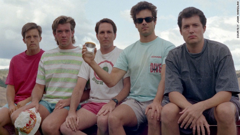 Friends have been photographed every 5 years since 1982