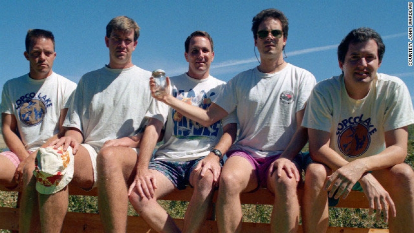 Friends have been photographed every 5 years since 1982