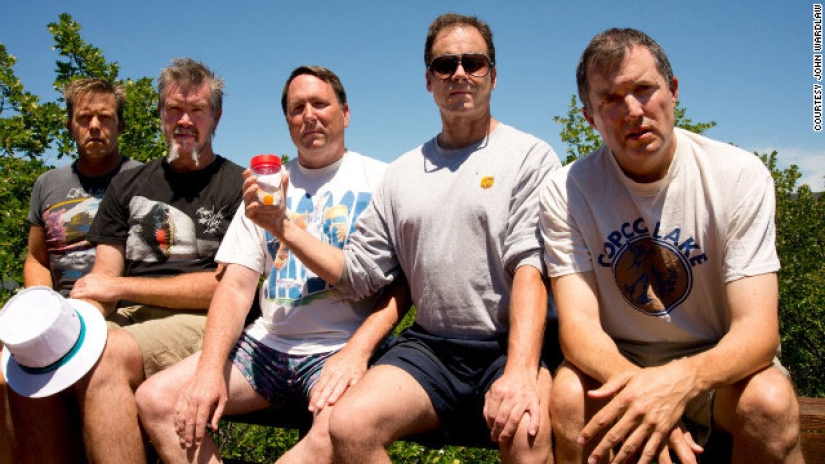 Friends have been photographed every 5 years since 1982