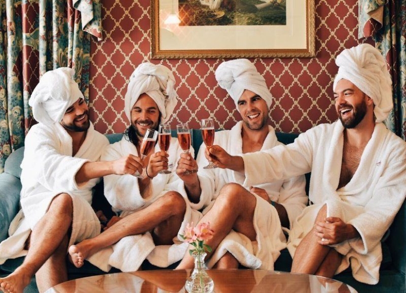 Friends made a parody of typical photos of girls from Instagram Friends made a parody of typical photos of girls from Instagram