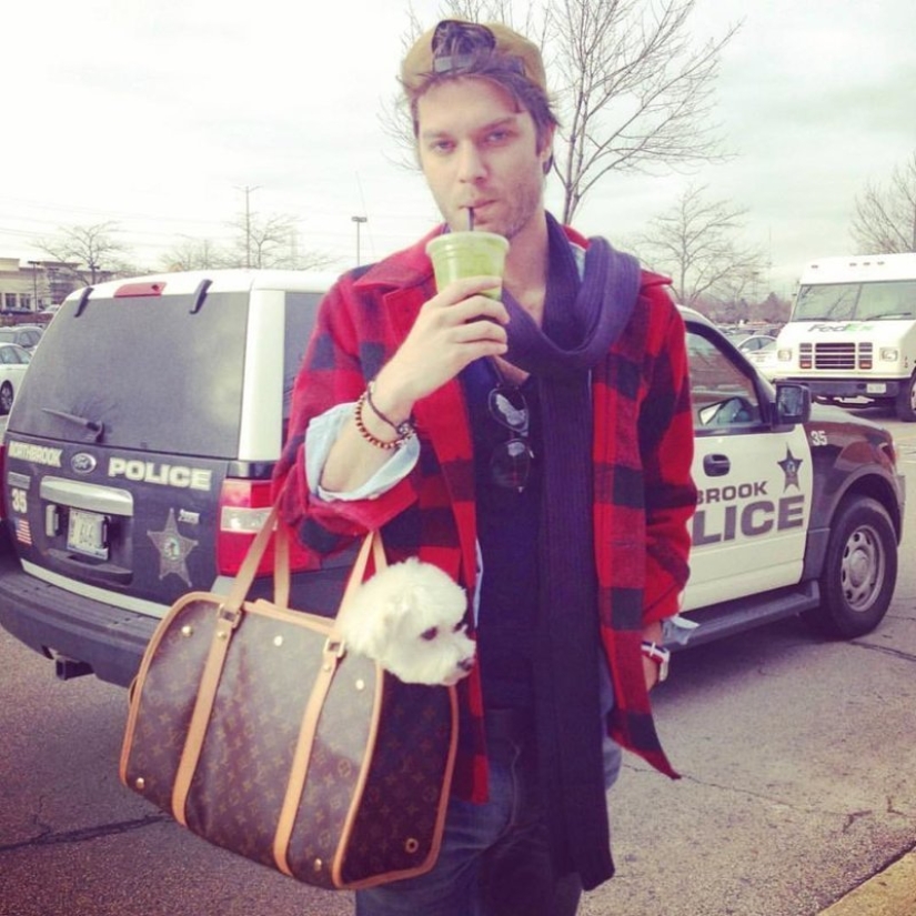 Friends made a parody of typical photos of girls from Instagram Friends made a parody of typical photos of girls from Instagram