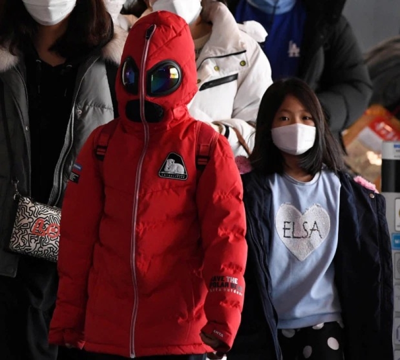 Frightened passengers put bags and plastic bottles on their heads to protect themselves from the coronavirus Frightened passengers put bags and plastic bottles on their heads to protect themselves from the coronavirus