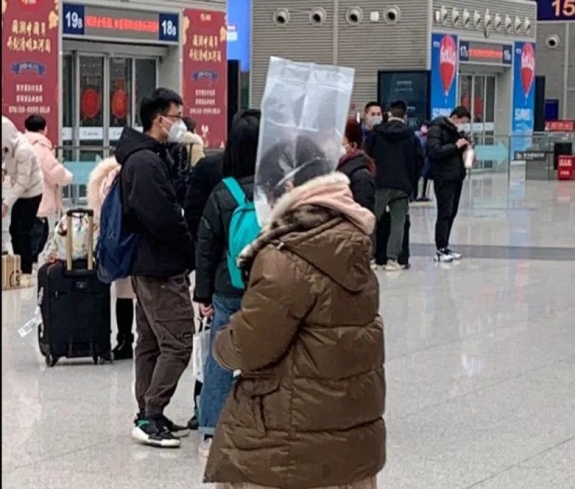 Frightened passengers put bags and plastic bottles on their heads to protect themselves from the coronavirus Frightened passengers put bags and plastic bottles on their heads to protect themselves from the coronavirus
