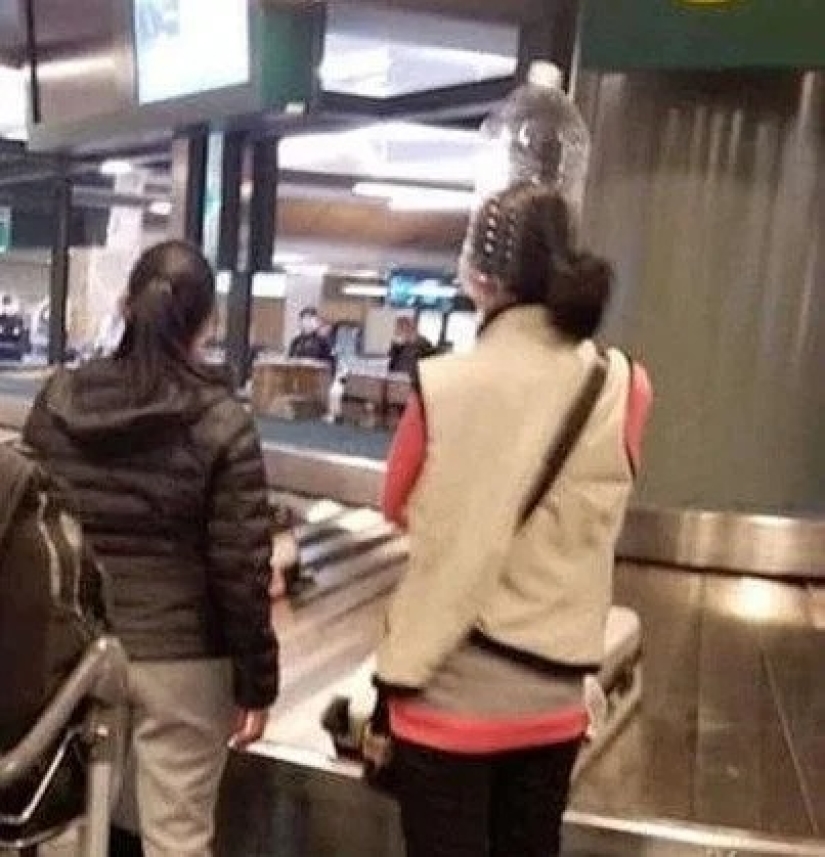 Frightened passengers put bags and plastic bottles on their heads to protect themselves from the coronavirus Frightened passengers put bags and plastic bottles on their heads to protect themselves from the coronavirus