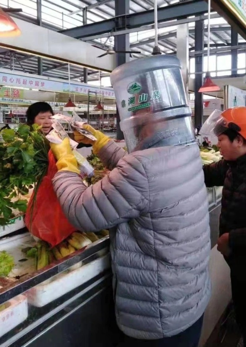 Frightened passengers put bags and plastic bottles on their heads to protect themselves from the coronavirus Frightened passengers put bags and plastic bottles on their heads to protect themselves from the coronavirus