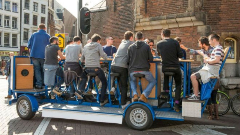 ¡Fuera de aquí! Los residentes de Ámsterdam sacaron de las calles las bicicletas de cerveza populares entre los turistas
