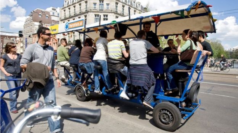 ¡Fuera de aquí! Los residentes de Ámsterdam sacaron de las calles las bicicletas de cerveza populares entre los turistas ¡Fuera de aquí! Los residentes de Ámsterdam sacaron de las calles las bicicletas de cerveza populares entre los turistas